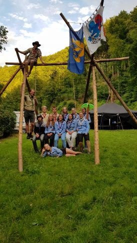 Ranger und Rover auf Lagerbaute vor Jurte